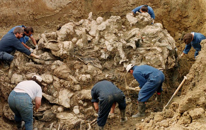 Dělnici odkrývají masový hrob v Sebrenici