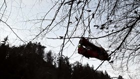 Nezletilý mladík se zřítil z 10metrového srázu pod naučnou Riegrovou stezkou. Letěl pro něj vrtulník.
