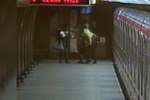 Nezletilý mladík (14) byl tak namol, že z metra odešel "po čtyřech. Měl v sobě 3,5 promile. Skončil v nemocnici na dětském oddělení