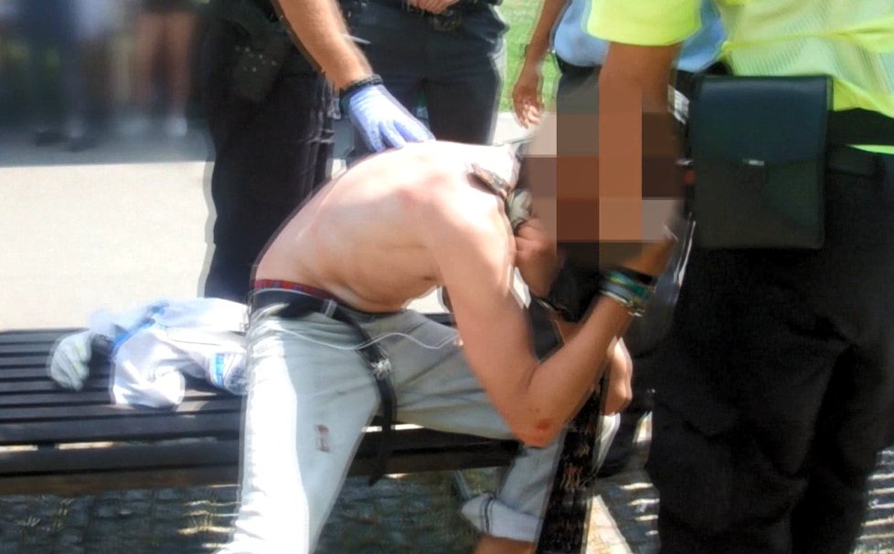 Agresivní opilý muž pokousal strážníka městské policie. Ten ho zatkl kvůli narušování dětského dne na Pankráci.