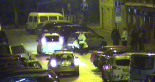 Mladík bezdůvodně kopal do policejního auta. Skončil v poutech na policejní stanici.