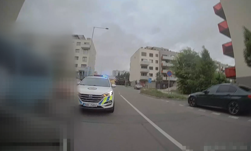 Šestnáctiletý mladík šlohl tátovi auto a projížděl se v Modřanech. Nejistý styl jízdy zaujal hlídku městské policie