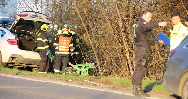 Tragická nehoda v Praze: Motorkář nepřežil srážku s osobákem
