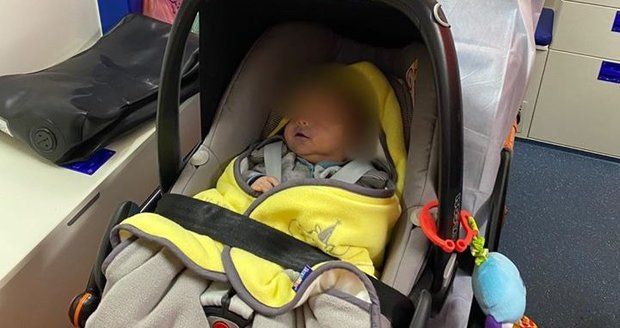Záchranáři vyjížděli ke kojenci, který vdechl při kojení mléko.