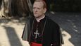 Na HBO a HBO GO se bude Mladý papež vysílat vždy po dvou epizodách. Startuje právě teď, v pátek 28. října ve 20 hodin.