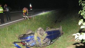 Mladík (18) na Hodonínsku přecenil své řidičské schopnosti, auto otočil na střechu do potoka.