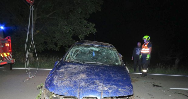 Mladík (18) na Hodonínsku přecenil své řidičské schopnosti, auto otočil na střechu do potoka.