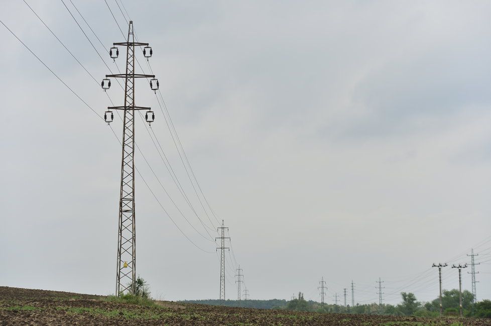 Zemědělec v Běchovicích porazil sloup vysokého napětí, východ Prahy se potýká s častými výpadky elektřiny.