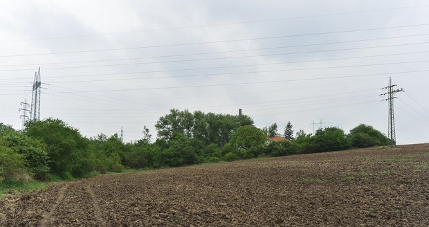 Zemědělec v Běchovicích porazil sloup vysokého napětí, východ Prahy se potýká s častými výpadky elektřiny.