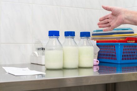 Výzva pro kojící maminky: Nedonošeným drobečkům v Podolí chybí mateřské mléko, porodnice hledá dárkyně Výzva pro kojící maminky: Nedonošeným drobečkům v Podolí chybí mateřské mléko, porodnice hledá dárkyně