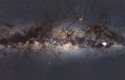 Mléčná dráha při pohledu ze Země. Nakreslená hvězdička ukazuje polohu záhadného objektu
