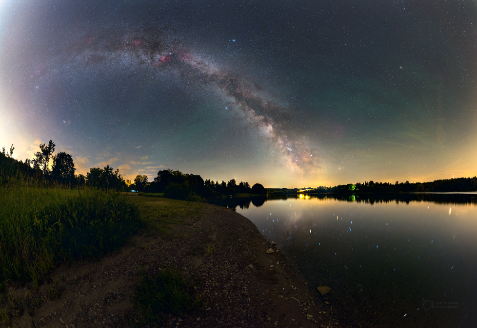Pohled do letní Mléčné dráhy nad Sečskou přehradou.