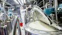Klasická mlékárenská výroba zanechává významnou ekologickou stopu. Připadá na ni zhruba třikrát tolik emisí než na výrobu rostlinných alternativ.
