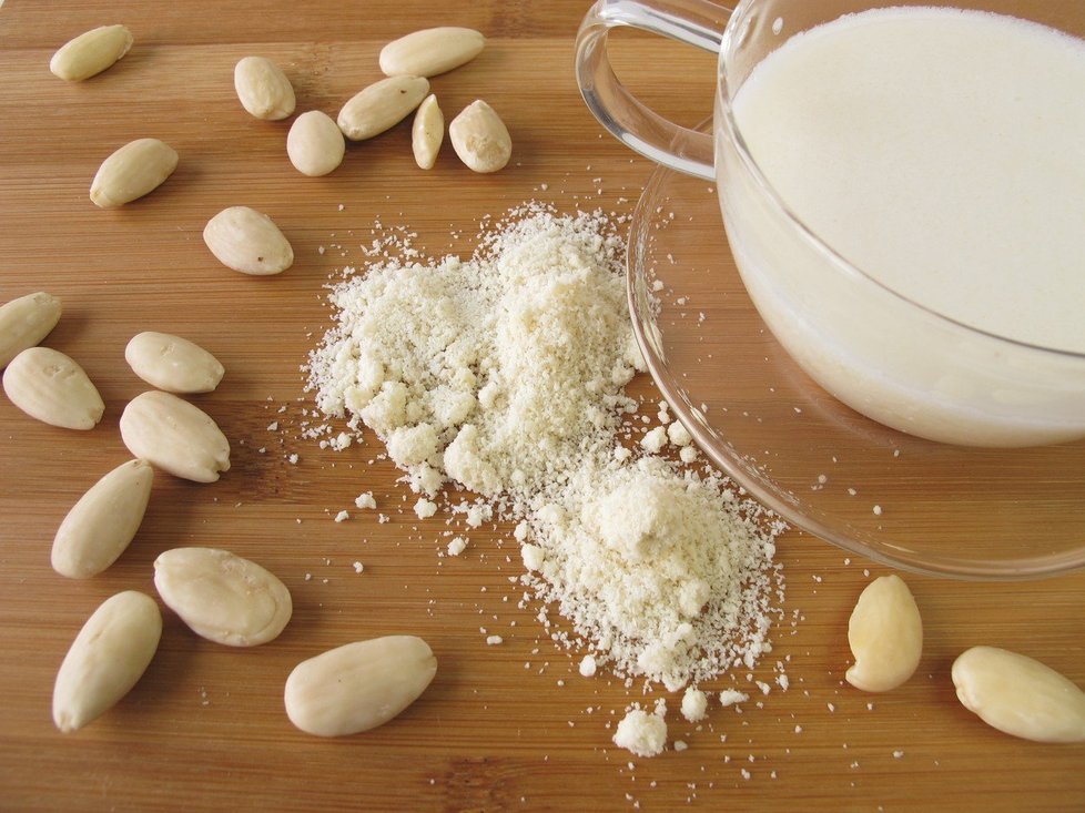 V posledních letech jsou stále oblíbenější rostlinná mléka, například mandlové (na snímku), kokosové, sojové nebo makové
