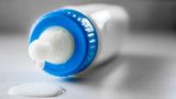 Miminka krmená plastem: Vědci objevili v dětských láhvích s mlékem miliony částeček