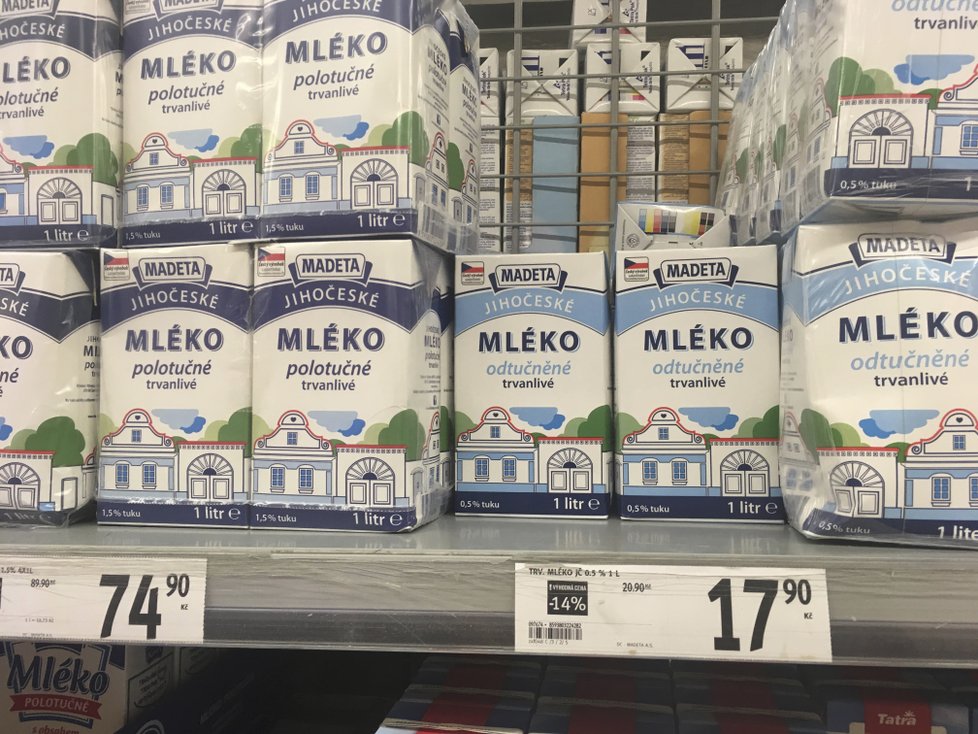 Mléko v supermarketu