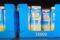Farmáři zuří kvůli levnému mléku v supermarketech. Litr za 5,90!