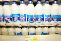 Problém s mlékem za 5,90 Kč: „Někteří skutečně skončí,“ varuje farmář