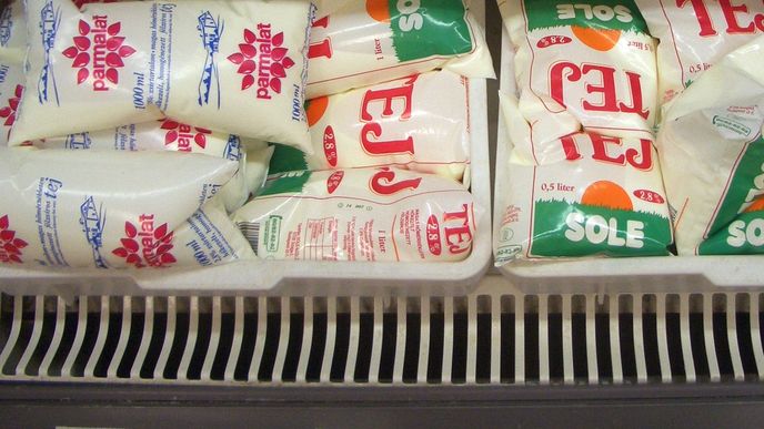 Mléka v pytlících v maďarském obchodě.