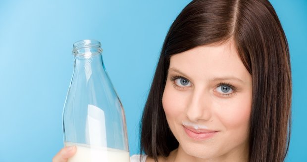 Pít či nepít? Tvrzení o škodlivosti mléka čeští odborníci vyvracejí