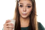 Mléko může být nebezpečné v případě, kdy má člověk intoleranci laktózy nebo alergii na mléčnou bílkovinu.