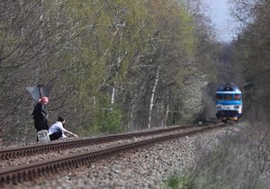 Na kolejích, kde se tragédie odehrála, už zase jezdí vlaky.
