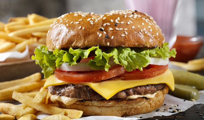 V létě si můžete připravit výtečný burger i na rozpáleném grilu
