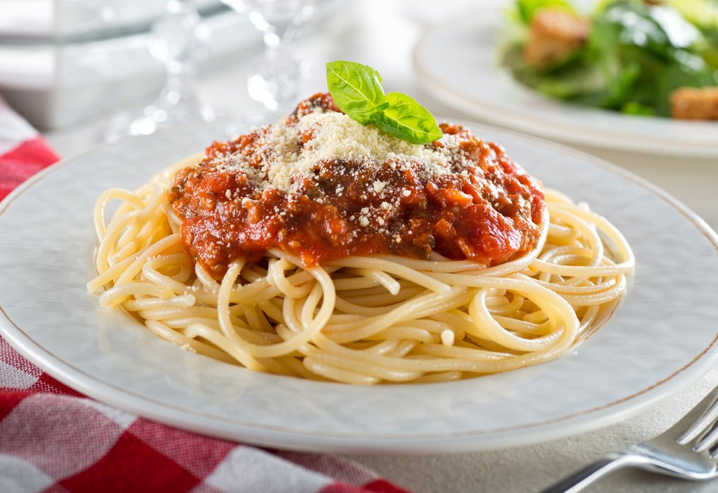 Boloňskou omáčku můžeme servírovat s mnoha druhy těstovin, mezi ty nejoblíbenější patří špagety