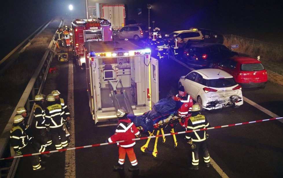 Nehoda na německé dálnici A7. Lidé tu umírali zřejmě kvůli husté mlze.