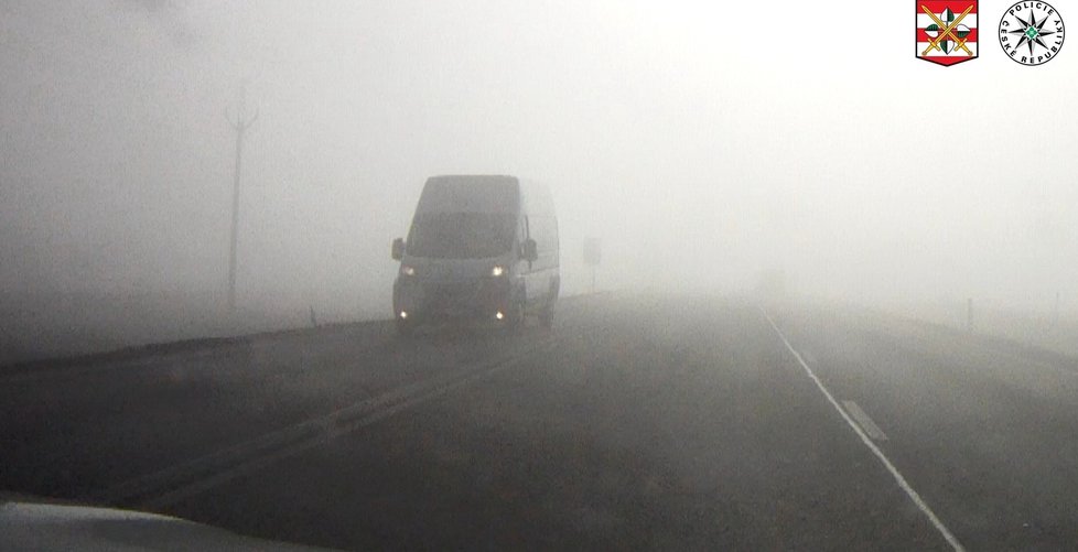 V pátek 26. února byla u Velešovic na Vyškovsku mlha. Policista jel v levém ze dvou jízdních pruhů.