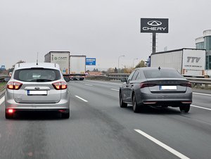 Mlhy jsou zpět a řidiči stále neumějí používat světla. Kdy je zapnout a kdy vypnout?