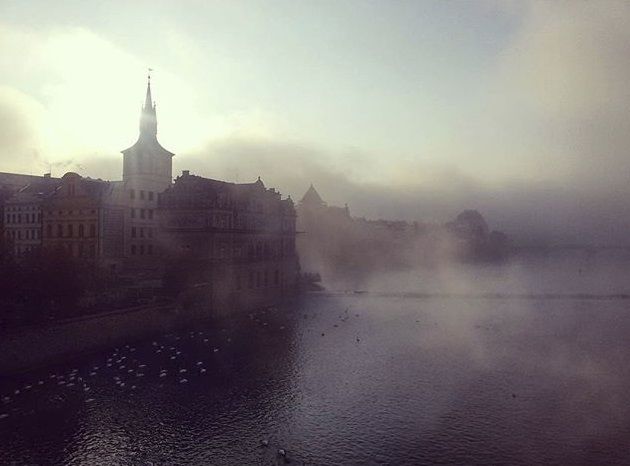 Zima se z hlavního města ještě úplně stěhovat nehodlá. Místy bude sněžit, zejména přes noci bude mrznout. Pražany čekají mlhavá rána. (ilustrační foto)