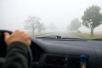 V týdnu nás čeká mlha a mrholení: Jak přežít ve zdraví podzim na silnicích?