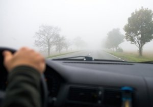 Mlha, mrholení, šero: Jak ve zdraví přežít podzim na silnicích?