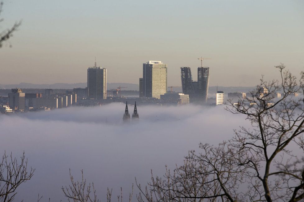 Sobotní počasí nebude mít chybu - bude jasno nebo polojasno, po ránu se budou ojediněle tvořit mlhy (ilustrační foto).