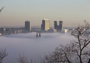 Nad Vltavou v Praze seděla mlha. Díky tomu vznikly nádherné fotografie metropole.