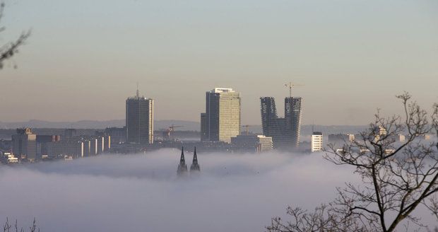 Nad Vltavou v Praze seděla mlha. Díky tomu vznikly nádherné fotografie metropole.