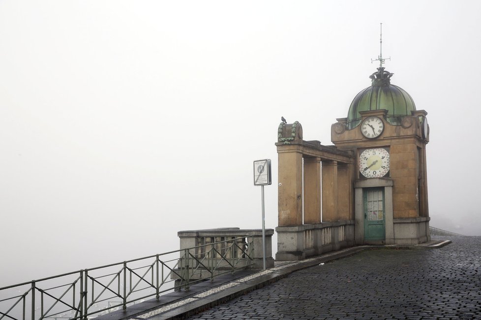 Nad Vltavou v Praze seděla mlha. Díky tomu vznikly nádherné fotografie metropole.