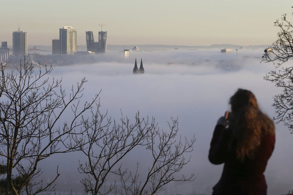 Nad Vltavou v Praze seděla mlha. Díky tomu vznikly nádherné fotografie metropole.