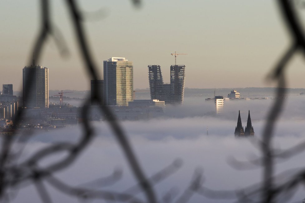 Nad Vltavou v Praze seděla mlha. Díky tomu vznikly nádherné fotografie metropole.