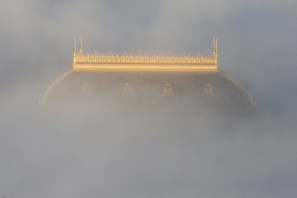 Nad Vltavou v Praze seděla mlha. Díky tomu vznikly nádherné fotografie metropole.