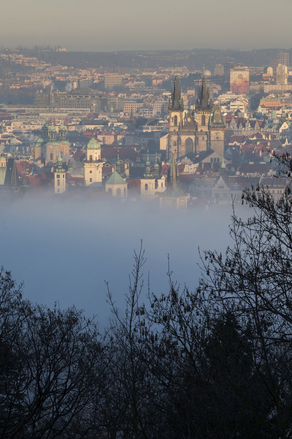 Nad Vltavou v Praze seděla mlha. Díky tomu vznikly nádherné fotografie metropole.