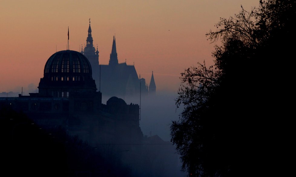 Nad Vltavou v Praze seděla mlha. Díky tomu vznikly nádherné fotografie metropole.
