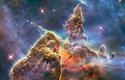 Mlhovina Carina: hvězdný prach v souhvězdí Lodní kýl (Carina) vytváří obrovskou mlhovinu. Od Země je vzdálená až sedm a půl tisíce světelných let a pozorovatelná je z jižní polokoule. Část mlhoviny - hora plynu a prachu - na snímku, je vysoká tři světelné roky