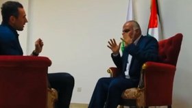 Mluvčí Hamásu ukončil rozhovor odhozením mikrofonu.