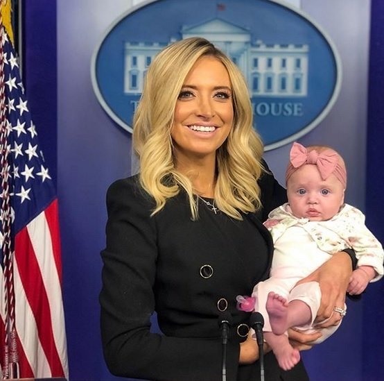 Nová mluvčí amerického prezidenta Donalda Trumpa Kayleigh McEnanyová s dcerou Blake