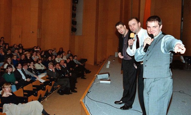 Ministr Karel Březina (vpravo) a poslanci Ivan Langer (uprostřed) a Vladimír Mlynář přednášeli 15. února 2001 v karlovarském hotelu Thermal studentům středních škol o využití moderních informačních a komunikačních technologií v rámci putovního vzdělávacího projektu „Internet mění svět“.