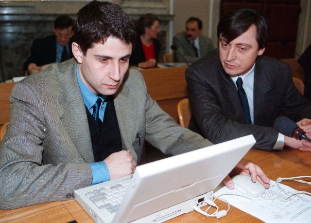 Ministři Mlynář a Stropnický (kultura) při jednání vlády v roce 1998