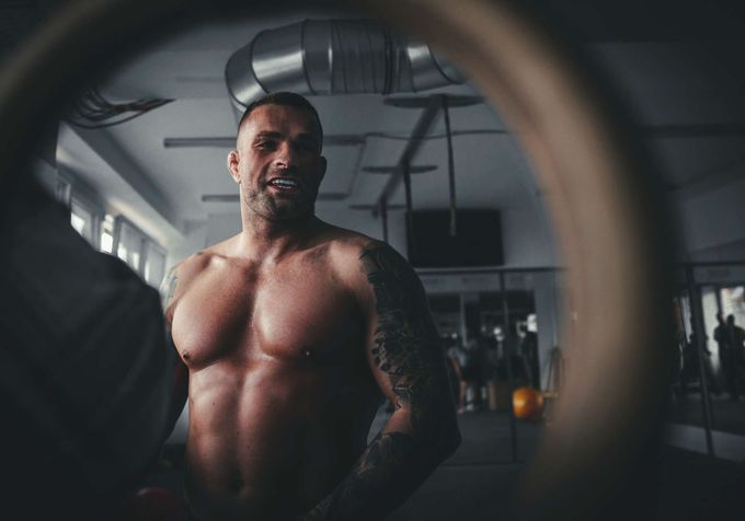 MMA vs. americký fotbal: Vémola se rval o míč, v chráničích mu bylo těsno MMA vs. americký fotbal: Vémola se rval o míč, v chráničích mu bylo těsno