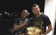 Floyd Mayweather a Makhmud Muradov s pásem šampiona XFN